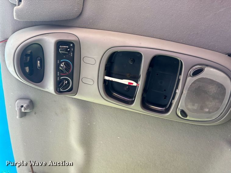 image for item EG8136 2001 Ford Expedition XLT SUV