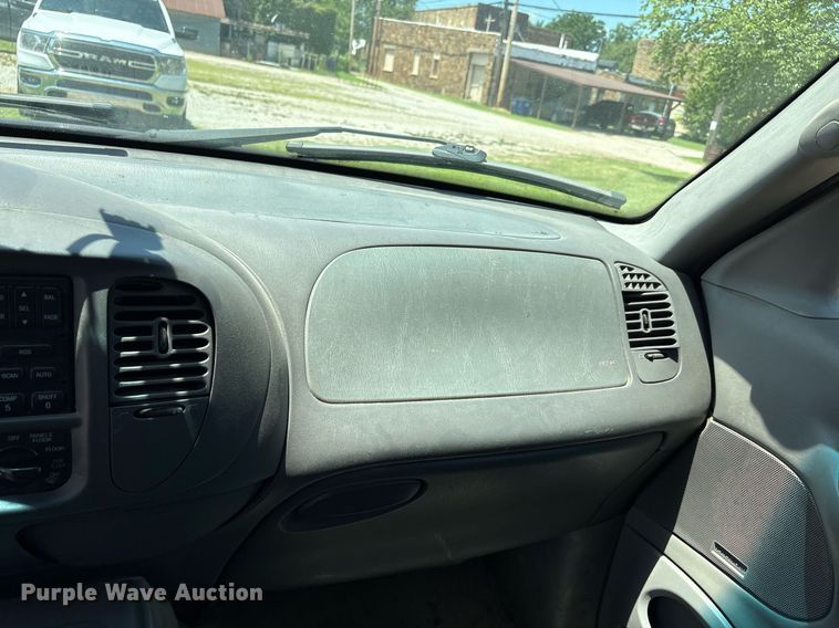 image for item EG8136 2001 Ford Expedition XLT SUV