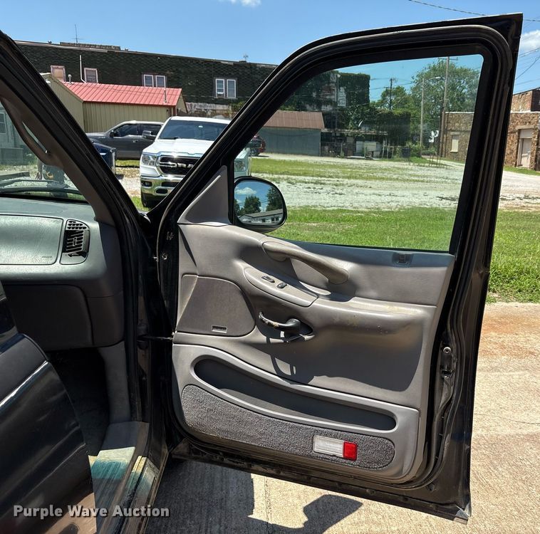 image for item EG8136 2001 Ford Expedition XLT SUV