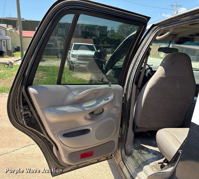 image for item EG8136 2001 Ford Expedition XLT SUV