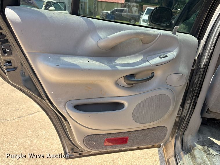 image for item EG8136 2001 Ford Expedition XLT SUV