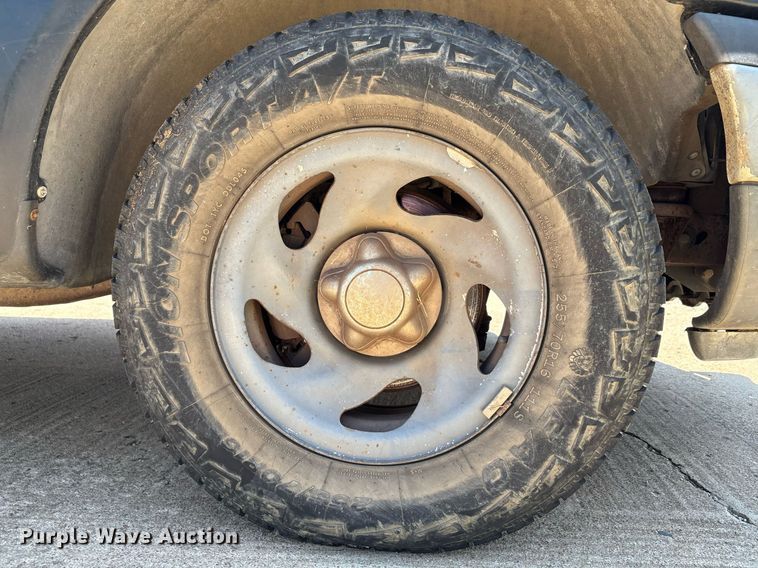 image for item EG8136 2001 Ford Expedition XLT SUV