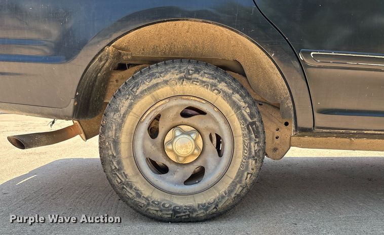 image for item EG8136 2001 Ford Expedition XLT SUV