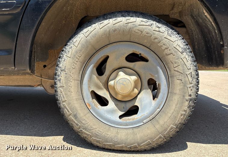 image for item EG8136 2001 Ford Expedition XLT SUV