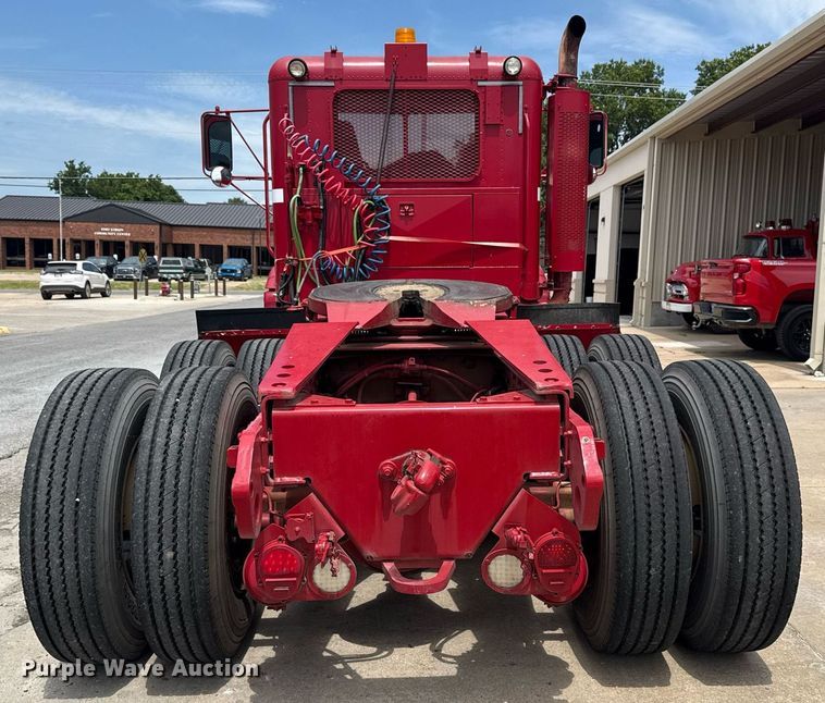 image for item EG8164 2007 Freightliner FLD120 semi truck