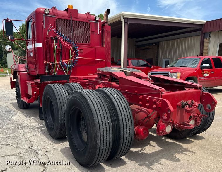 image for item EG8164 2007 Freightliner FLD120 semi truck