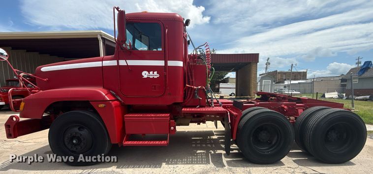 image for item EG8164 2007 Freightliner FLD120 semi truck