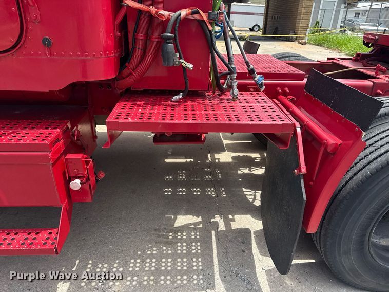 image for item EG8164 2007 Freightliner FLD120 semi truck