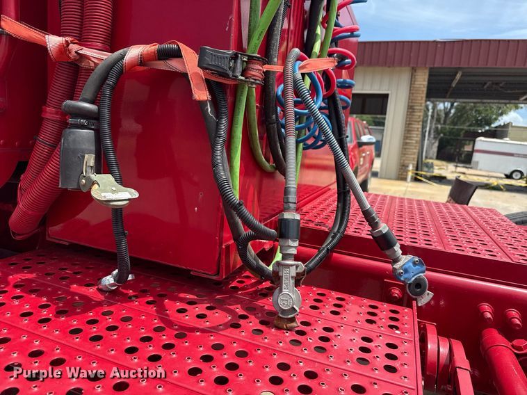 image for item EG8164 2007 Freightliner FLD120 semi truck