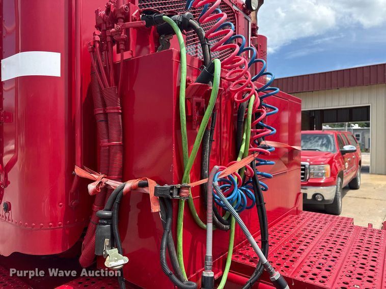 image for item EG8164 2007 Freightliner FLD120 semi truck