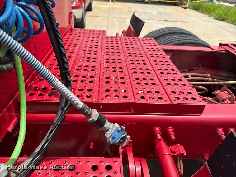 image for item EG8164 2007 Freightliner FLD120 semi truck