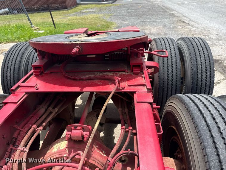 image for item EG8164 2007 Freightliner FLD120 semi truck