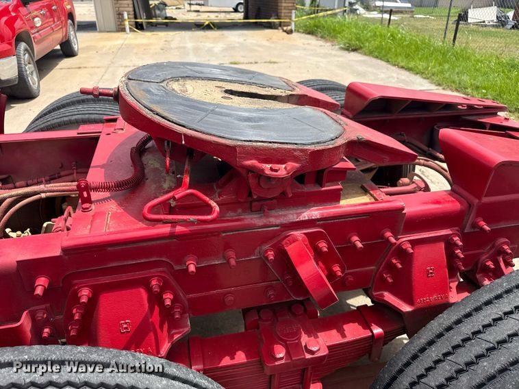 image for item EG8164 2007 Freightliner FLD120 semi truck