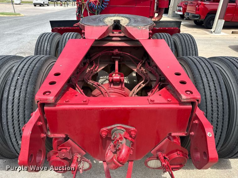 image for item EG8164 2007 Freightliner FLD120 semi truck