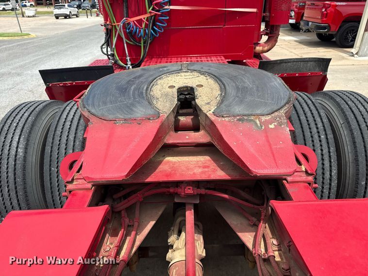 image for item EG8164 2007 Freightliner FLD120 semi truck