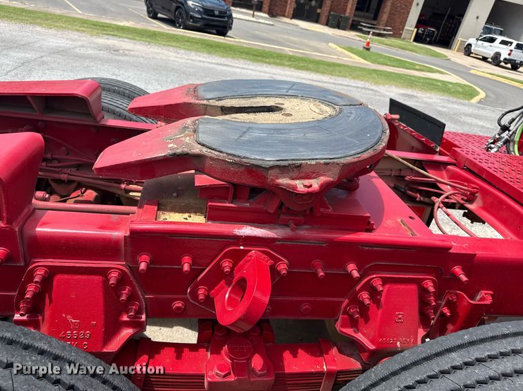 image for item EG8164 2007 Freightliner FLD120 semi truck