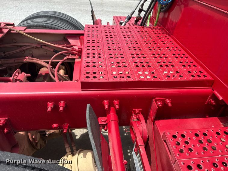 image for item EG8164 2007 Freightliner FLD120 semi truck