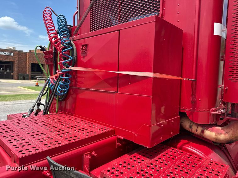 image for item EG8164 2007 Freightliner FLD120 semi truck