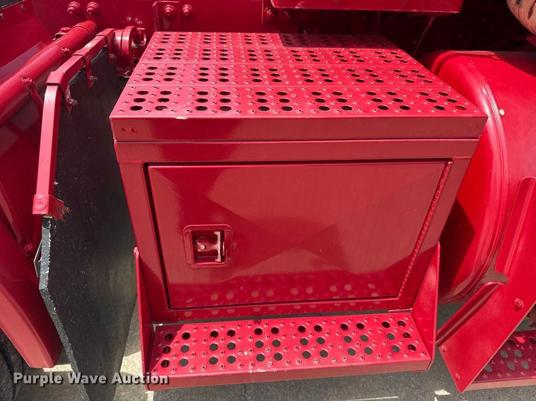 image for item EG8164 2007 Freightliner FLD120 semi truck