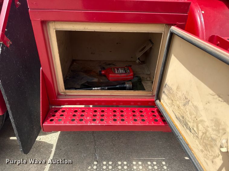 image for item EG8164 2007 Freightliner FLD120 semi truck