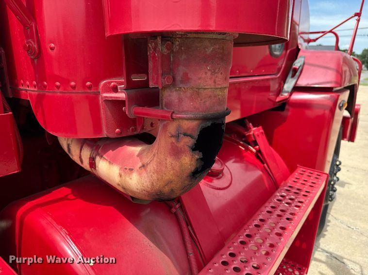 image for item EG8164 2007 Freightliner FLD120 semi truck