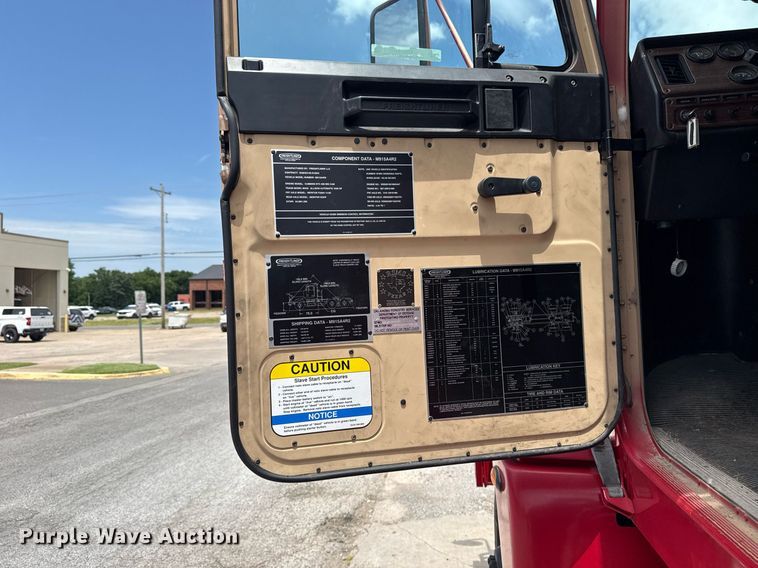 image for item EG8164 2007 Freightliner FLD120 semi truck