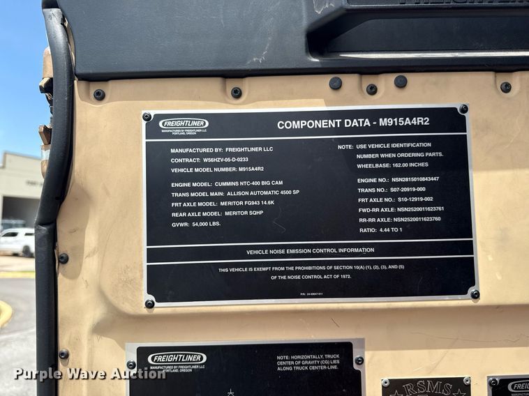 image for item EG8164 2007 Freightliner FLD120 semi truck