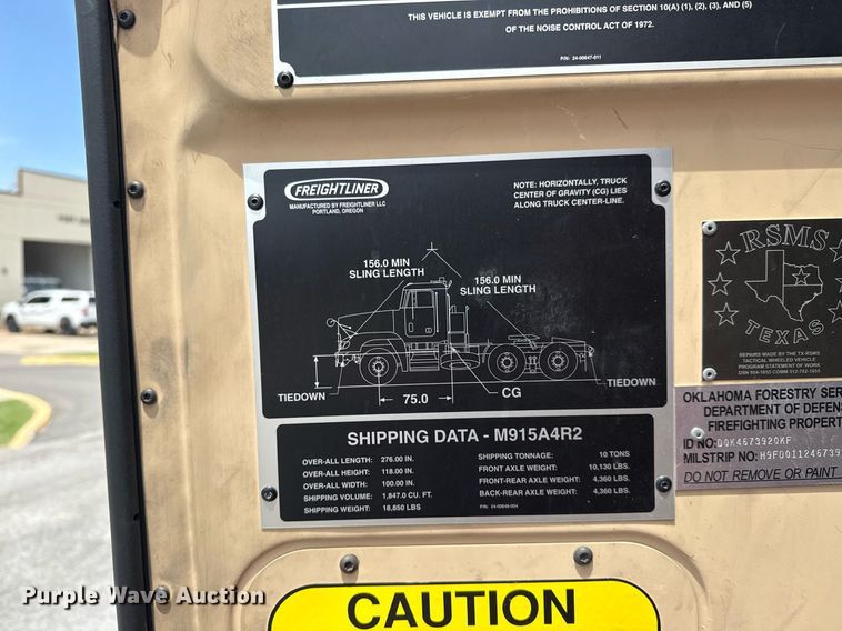 image for item EG8164 2007 Freightliner FLD120 semi truck