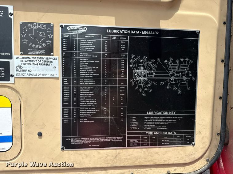 image for item EG8164 2007 Freightliner FLD120 semi truck