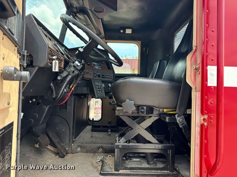 image for item EG8164 2007 Freightliner FLD120 semi truck