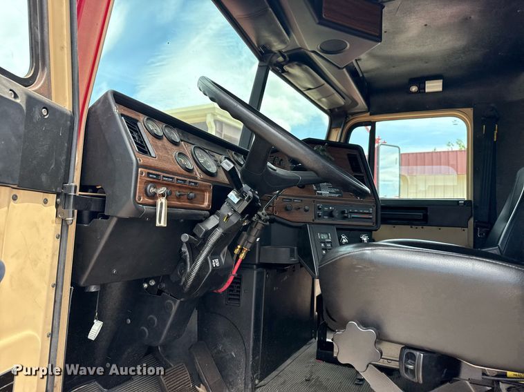 image for item EG8164 2007 Freightliner FLD120 semi truck