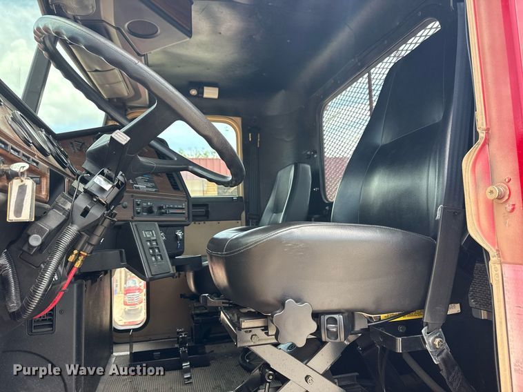 image for item EG8164 2007 Freightliner FLD120 semi truck