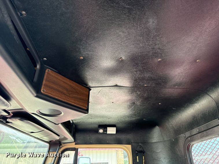 image for item EG8164 2007 Freightliner FLD120 semi truck