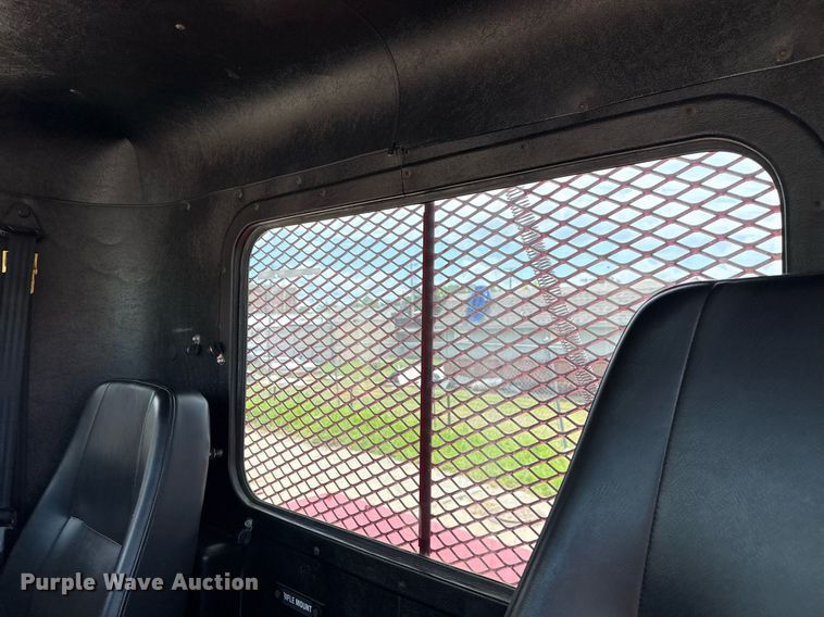 image for item EG8164 2007 Freightliner FLD120 semi truck