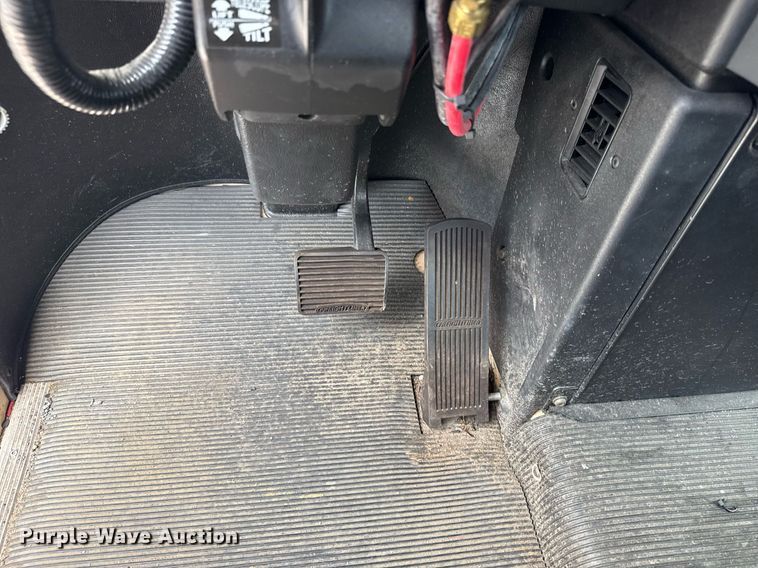 image for item EG8164 2007 Freightliner FLD120 semi truck