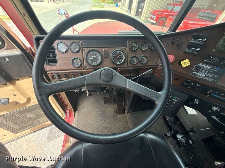 image for item EG8164 2007 Freightliner FLD120 semi truck