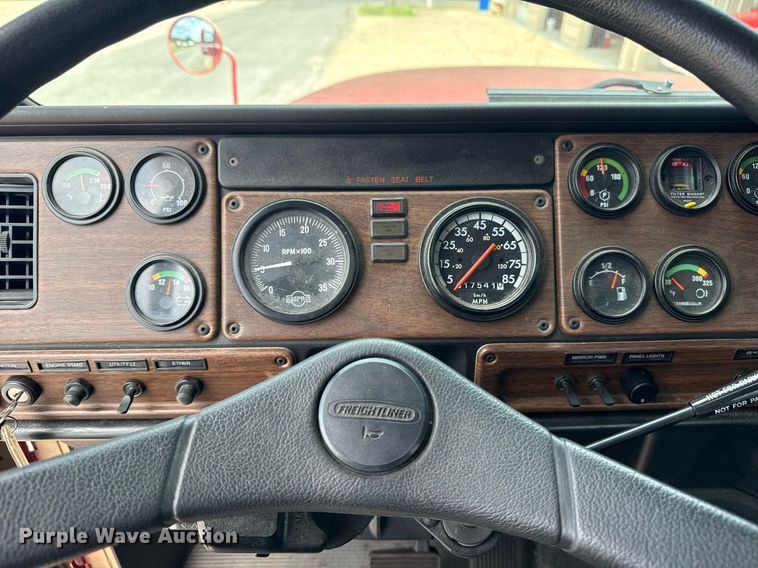 image for item EG8164 2007 Freightliner FLD120 semi truck