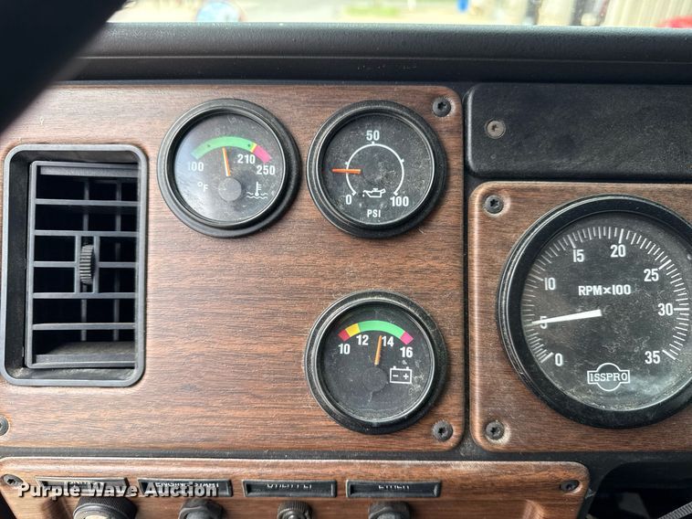 image for item EG8164 2007 Freightliner FLD120 semi truck