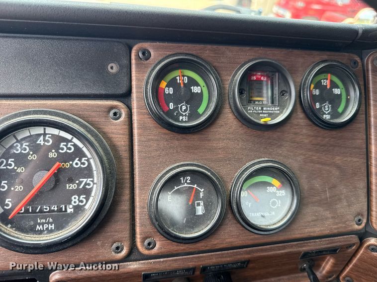 image for item EG8164 2007 Freightliner FLD120 semi truck