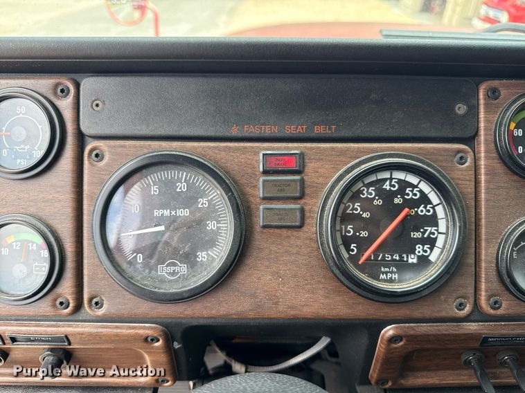 image for item EG8164 2007 Freightliner FLD120 semi truck