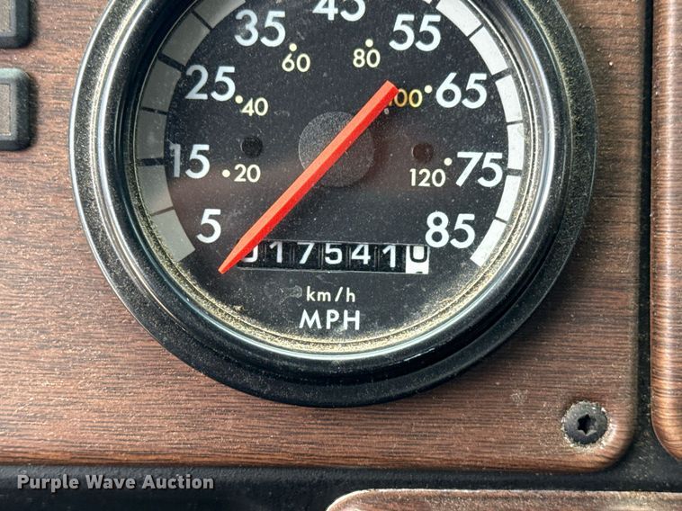 image for item EG8164 2007 Freightliner FLD120 semi truck