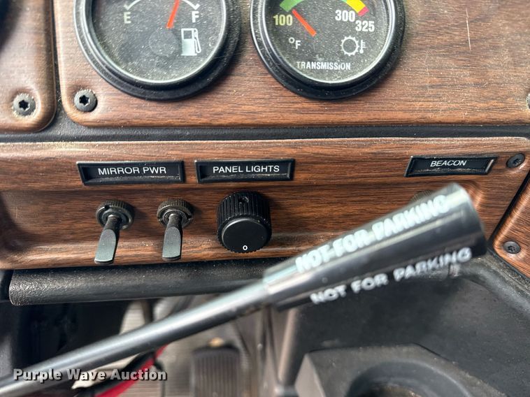 image for item EG8164 2007 Freightliner FLD120 semi truck