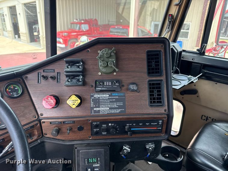 image for item EG8164 2007 Freightliner FLD120 semi truck