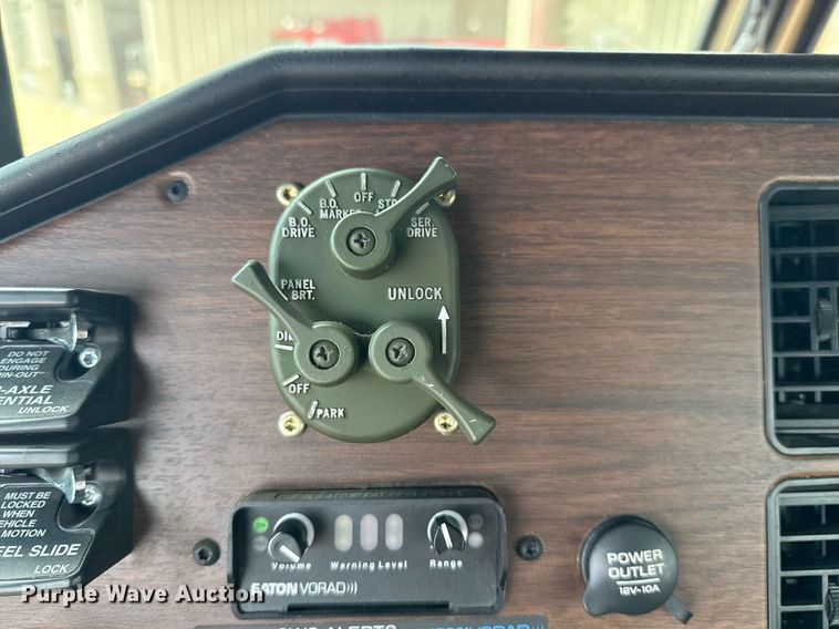 image for item EG8164 2007 Freightliner FLD120 semi truck