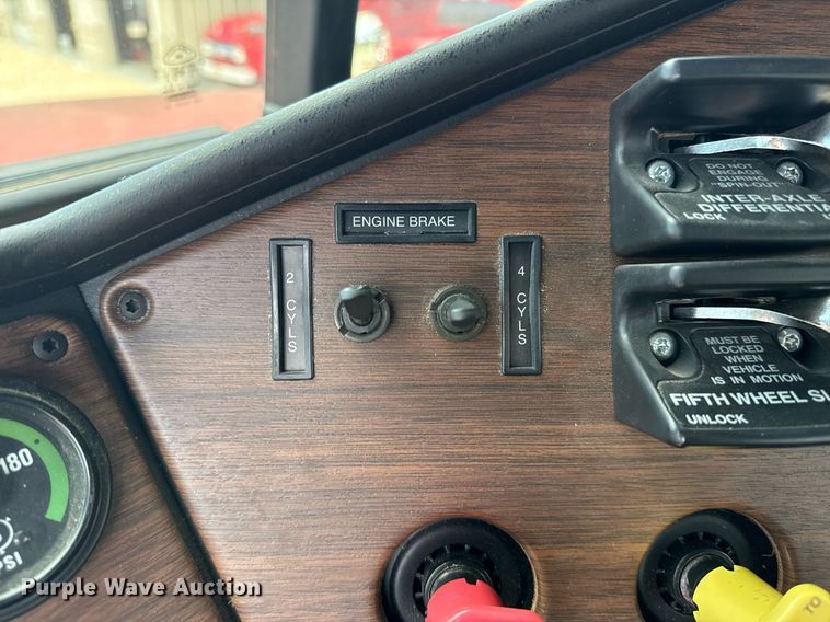 image for item EG8164 2007 Freightliner FLD120 semi truck