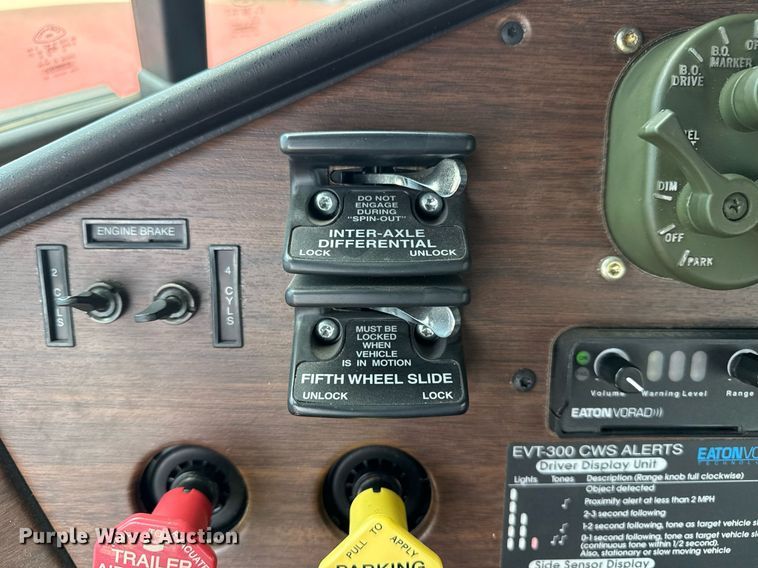 image for item EG8164 2007 Freightliner FLD120 semi truck