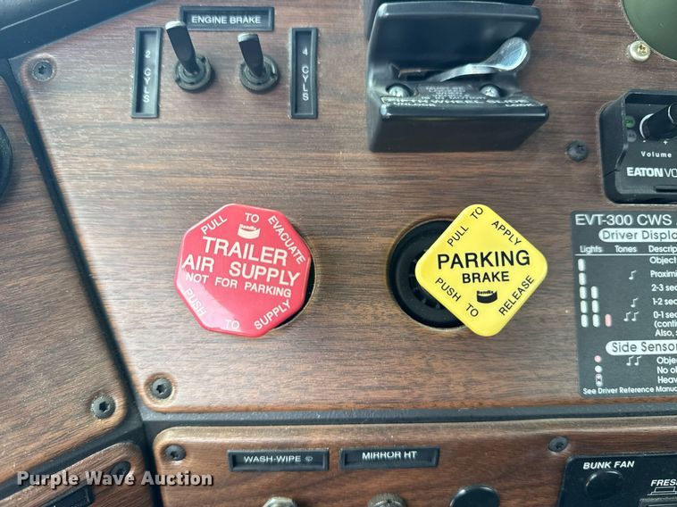 image for item EG8164 2007 Freightliner FLD120 semi truck