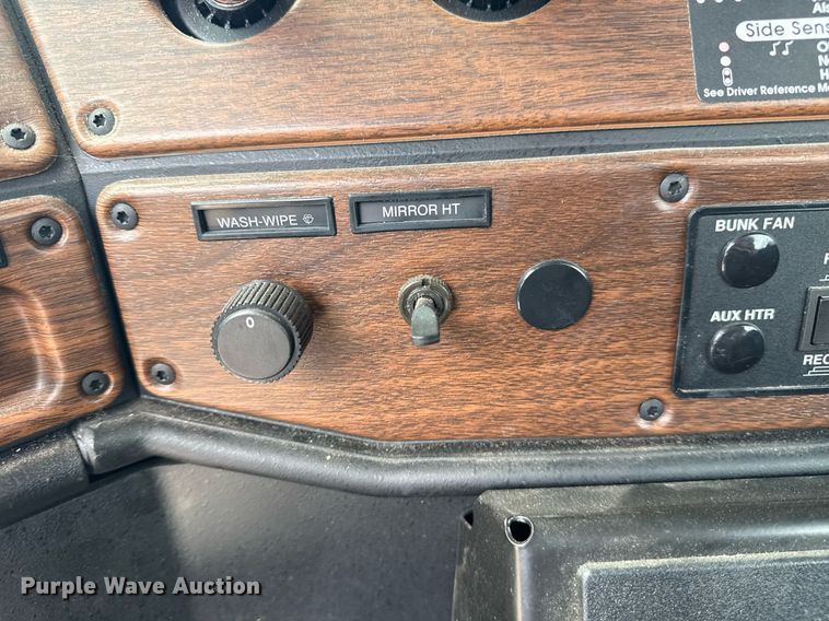 image for item EG8164 2007 Freightliner FLD120 semi truck