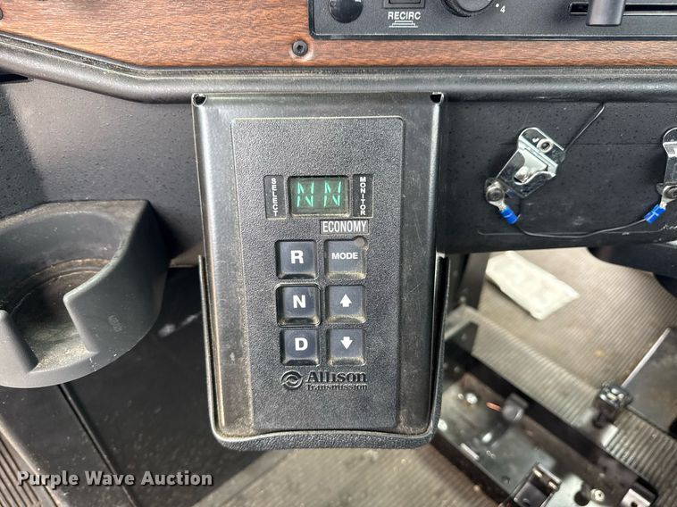 image for item EG8164 2007 Freightliner FLD120 semi truck