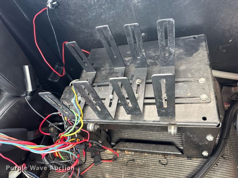 image for item EG8164 2007 Freightliner FLD120 semi truck